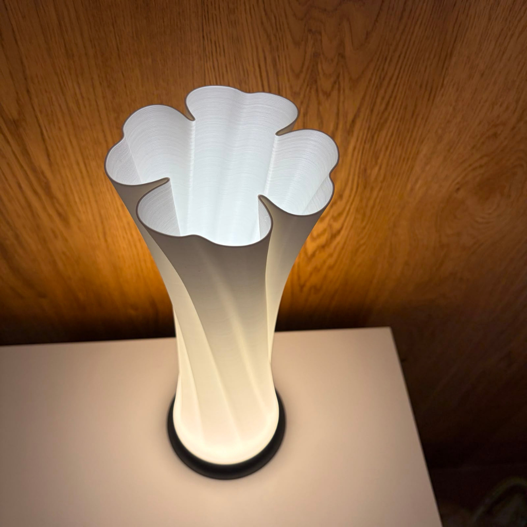 Lampada Loena accesa su un piano chiaro